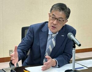 　取材に応じるパナソニックＨＤの楠見雄規社長＝２０日午前、大阪府内