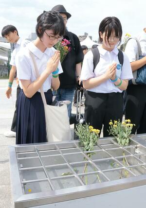 原爆死没者慰霊碑に献花する弥彦中の生徒=6日、広島市