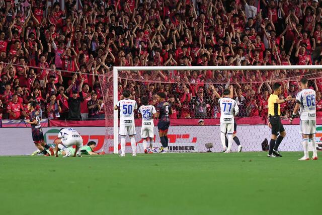 後半２６分、新潟がオウンゴールで１－３と突き放される＝８月１１日　大阪市のヨドコウ桜スタジアム