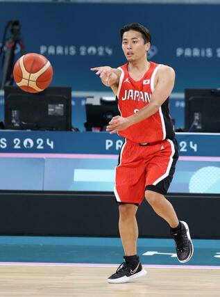 男子バスケットボール 日本-ドイツ 第2クオーター パスを出す富樫勇樹=7月27日、フランス・リール