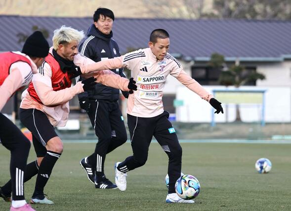 練習に取り組むＭＦ島村拓弥（右）＝宮崎県都城市