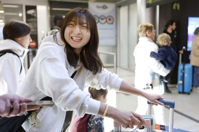 ＧＰシリーズ第１戦に出場するためフランスのナント空港に到着した坂本花織＝１５日（共同）