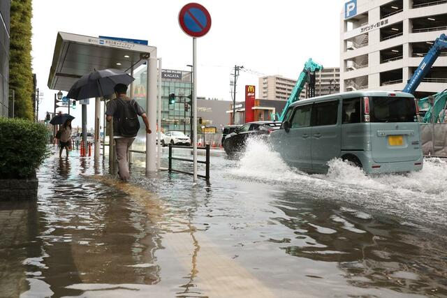 雨で冠水した道路=10日、新潟市中央区
