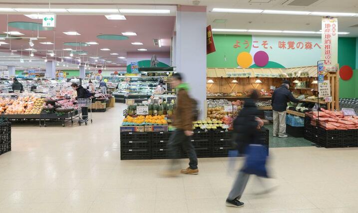 「清水フードセンター」としての営業最終日を迎えたとやの店=28日、新潟市中央区