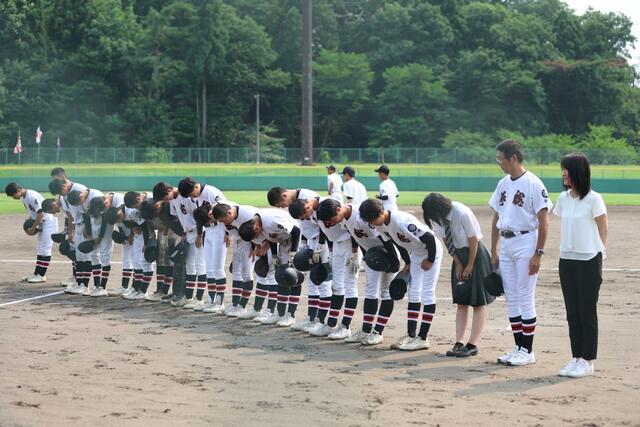 三条－巻総合　０－１２で三条に敗れた巻総合の選手ら＝新発田市五十公野