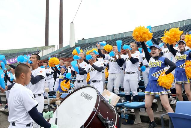 大きな声援を送り続ける日本文理の応援団=富山市民球場