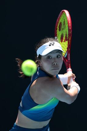 女子シングルス１回戦でプレーする坂詰姫野＝メルボルン（ゲッティ＝共同）