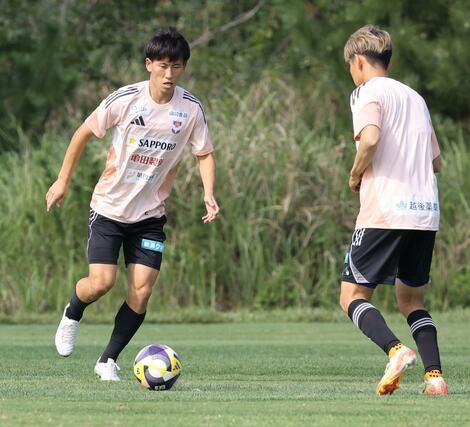 J1第32節G大阪戦に向け、練習するJ1アルビレックス新潟のMF新井泰貴(左)=26日、聖籠町