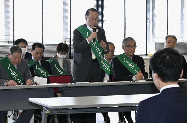 浅尾環境相との懇談で発言する新潟水俣病共闘会議の中村周而議長代行（中央）＝３１日午前、新潟市