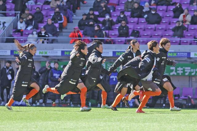 新潟Ｌ－日テレ東京Ｖ　ＰＫ戦で勝利し、駆け出す新潟Ｌの選手たち＝サンガＳ