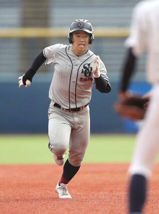 関根学園－六日町　１回関根学園１死満塁、片桐優の適時三塁打で３－０。三塁へ向かう片桐＝エコスタ