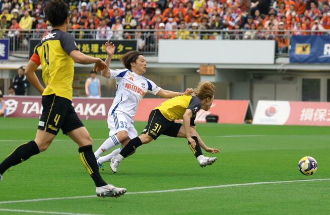 前半、相手にプレスをかけるMF高木善朗=三協フロンテア