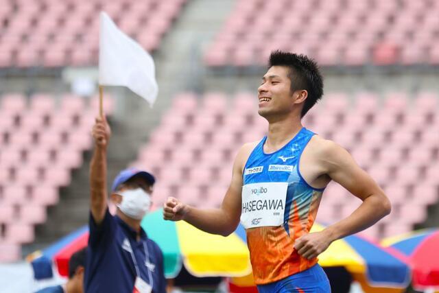 男子走高跳決勝 5回目2m26の跳躍に成功し、笑みがこぼれる長谷川直人(サトウ食品アルビRC)=デンカビッグスワン