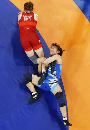 女子６２キロ級決勝　ウクライナ選手（上）を攻める元木咲良＝パリ（共同）