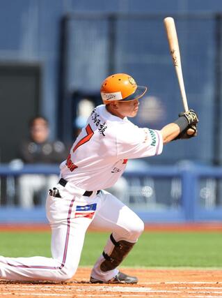 １回無死一、三塁、園部佳太が中前適時打を放つ＝３月２３日、エコスタ