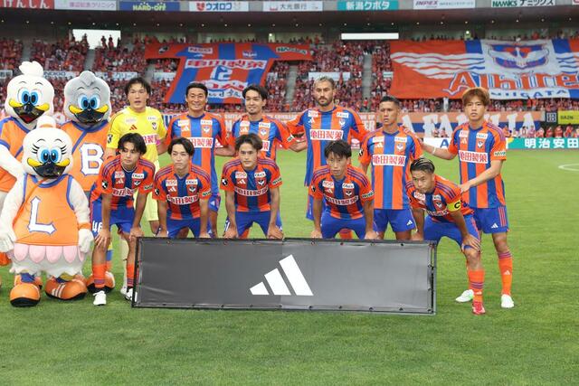 新加入のＭＦ白井永地（８）、ＤＦ植村洋斗（５０）もエントリーされた広島戦先発メンバー＝７月２０日、デンカビッグスワン