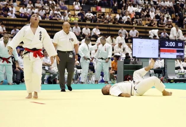 柔道男子団体1回戦 開志国際-青森北 合わせ技で敗れる開志国際の次鋒・稲井大翔(右)=大分市のレゾナック武道スポーツセンター