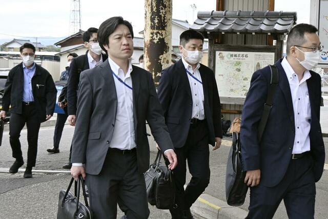 「蒲原鉄道」の家宅捜索に入る福島県警の捜査員＝８日午前、五泉市村松