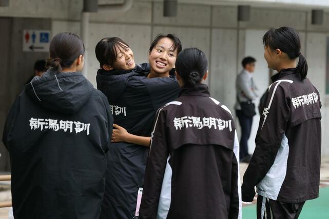 女子 優勝し喜びを分かち合う新潟明訓の選手たち=新潟市中央区