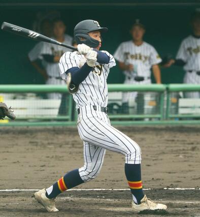 村上桜ケ丘－帝京長岡　３回帝京長岡２死、有馬凛空が右越え本塁打を放ち２－０＝９月１６日、長岡市悠久山球場