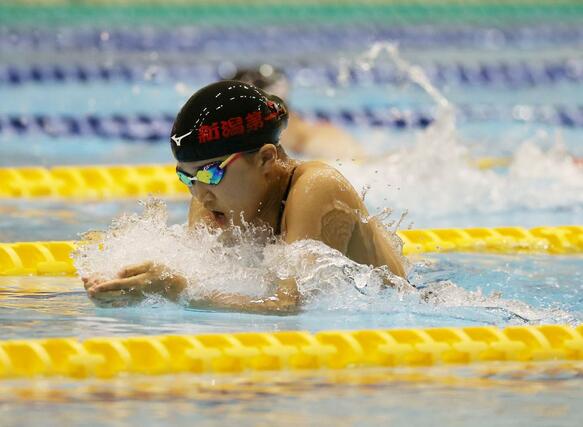女子２００メートル平泳ぎで優勝した神田倫来（新潟第一）＝長岡市のダイエープロビスフェニックスプール