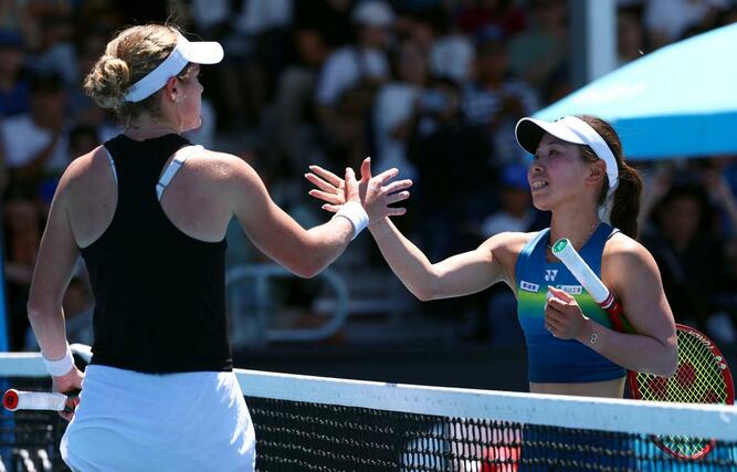 女子シングルス１回戦でキャサリン・マクナリー（左）に敗れた坂詰姫野＝メルボルン（ロイター＝共同）