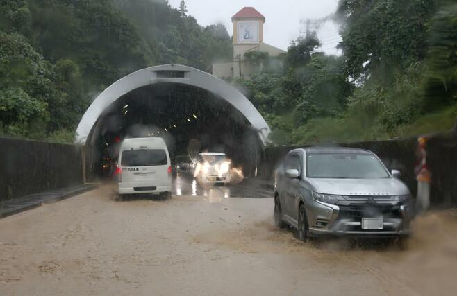 泥水に覆われた国道8号郷津トンネル付近=3日午前9時半過ぎ、上越市(画像の一部を加工しています)