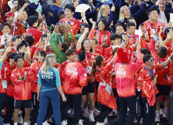 パリ五輪の閉会式で盛り上がる陸上の北口榛花（中央）ら日本選手＝８月１１日、パリ郊外（共同）