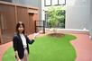 「ヘーベルメゾンPAWTNER」のドッグランと旭化成不動産レジデンスの佐々木亜子さん=川崎市