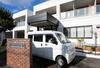 　退寮した元受刑者の自宅を訪問するため、自ら車を運転して巴寮を出る石山正子＝２０２５年１２月、北海道函館市