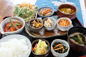 農家レストラン縁のバイキングメニュー。湯沢産の食材がふんだんに使われている