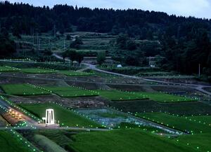 約2000個のLEDに照らされる棚田=上越市牧区泉