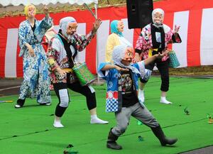 子どものひょっとこも登場し、ユーモラスに踊って会場を沸かせた「七福ひょっとこ踊り」=阿賀町七名乙
