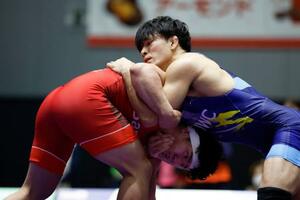 男子フリー86キロ級決勝 高橋夢大(左)と対戦する高谷惣亮=駒沢体育館