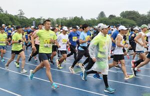 高田城址公園を一斉にスタートするランナーたち=6月2日、上越市本城町