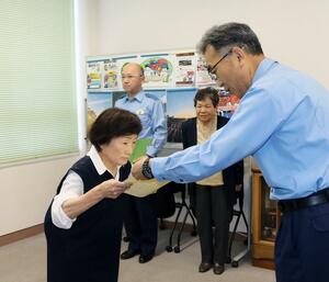 交通安全功労者表彰を受けた下村静子さん(左)=5日、加茂署