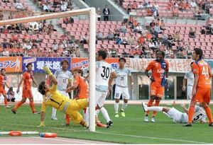 新潟-讃岐 前半25分、MFカウエ(32)が先制ゴールを決める=10月6日、ビッグスワン
