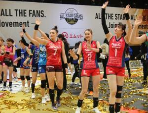 バレーボールSVリーグ女子のオールスター戦で声援に応える(右から)NEC川崎の山田、佐藤ら=ジーライオンアリーナ神戸