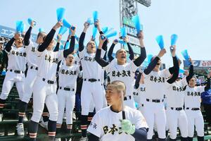 追加点が入って盛り上がる日本文理応援団=21日、甲子園球場