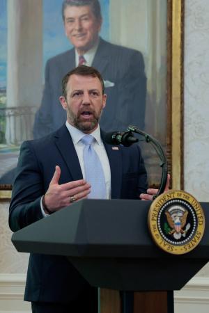 米ホワイトハウスで、国土安全保障長官に就任宣誓後、演説するマリン氏=24日、ワシントン(ロイター=共同)