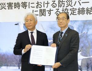 災害時の防災パートナーシップに関する協定を結んだBSNの島田好久社長と、加藤博幸市長(右)=阿賀野市役所