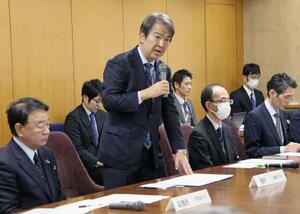 気候変動適応推進会議で発言する石原環境相=17日午後、環境省