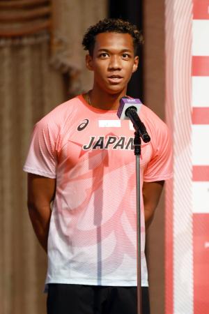 日本選手団の壮行会であいさつする男子110メートル障害の村竹ラシッド=4日、東京都港区の明治記念館(代表撮影)