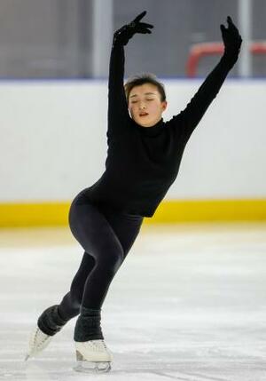 　公開練習で調整するフィギュアスケート女子の坂本花織＝神戸市中央区