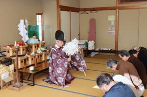 「栃堀巣守神社裸押合大祭」の成功を祈って行われた神事=1月30日、長岡市栃堀