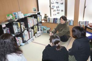 空き家図書館で来場者と交流する伊藤幹太さん=佐渡市相川中京町
