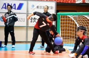 日本Bチーム戦で投球する日本Aチームの金子和也(7)=豊橋市総合体育館