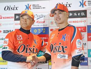 入団会見で橋上監督(左)と記念撮影する陽岱鋼=エコスタ