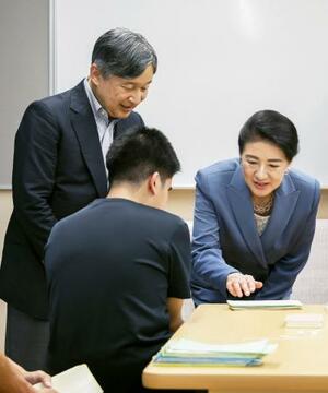 滋賀県立盲学校で授業を見学される天皇、皇后両陛下=29日午後、彦根市(代表撮影)