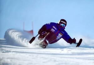 ミラノ・コルティナ冬季パラリンピックのアルペンスキー日本代表合宿で、練習する男子座位の森井大輝=長野県上田市